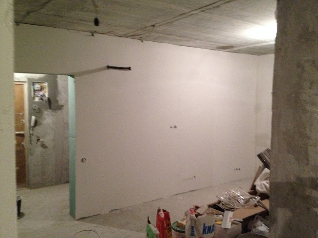 Спор по поклейке обоев.