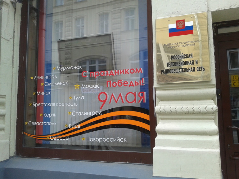 цветы он не дарит девчатам