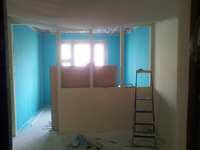 Окно в гипсокартонной перегородке. Раздвижная перегородка для разделения комнаты в детской. Перегородка между комнатами. Перегородка из гипсокартона с окном. Разделение комнаты гипсокартонной стеной.