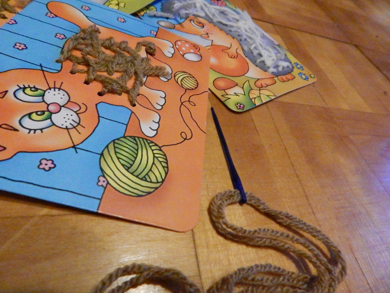 Дети вышивают)))