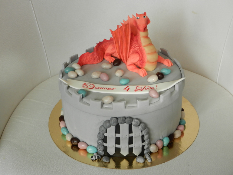 Простенький с дракошей.