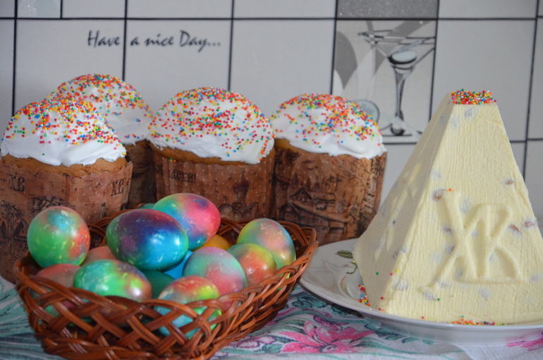 подготовиться к пасхе весенней. пасхальные мероприятия для детей. пасхальный стол. пасхальная композиция с куличом. как готовятся к пасхе.