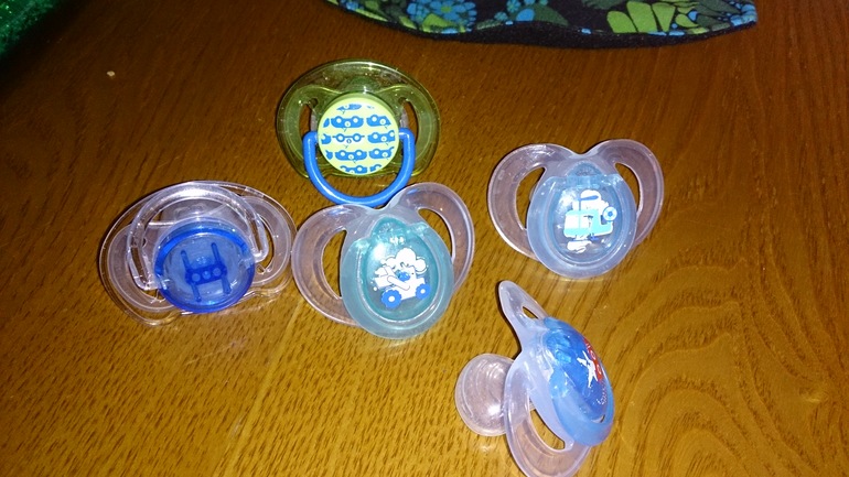 Отдам пустышки от 6 мес мальчишеские и пакет вещичек от рождения до 74 девочке