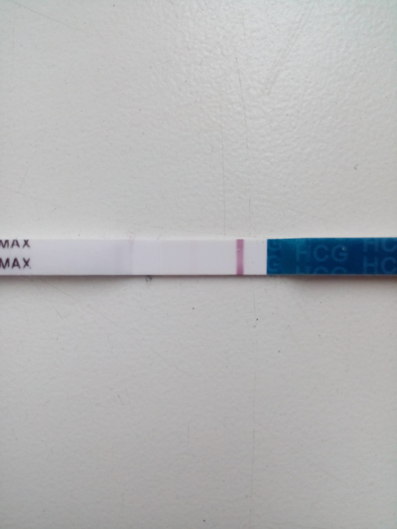 Фотография отрицательного теста на беременность