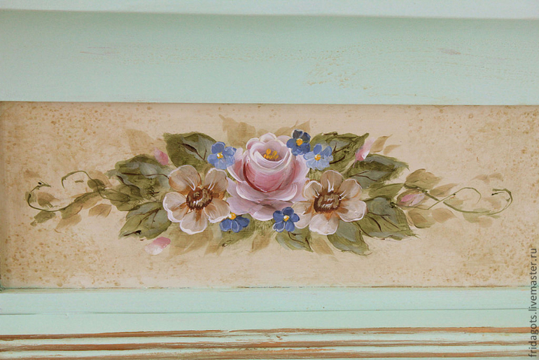 Есть мастера, желающие и умеющие расписывать мебель?