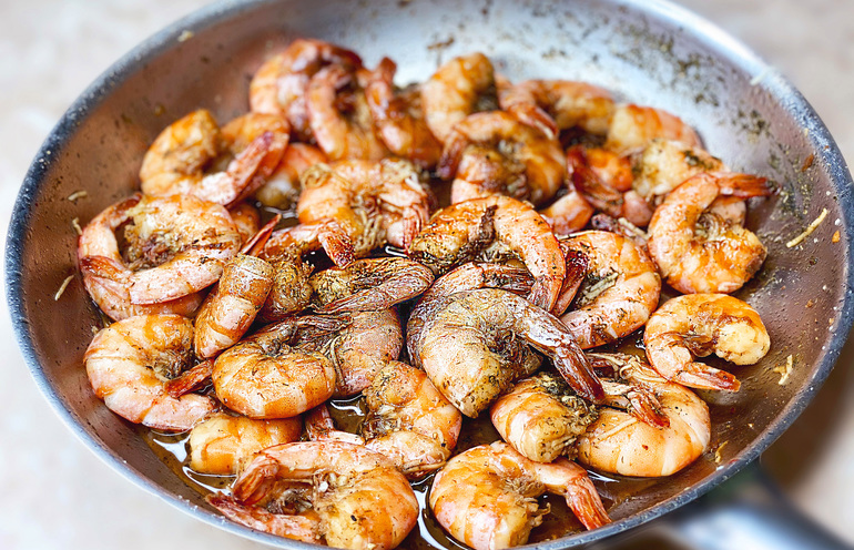 Жареные креветки с чесноком и соевым соусом