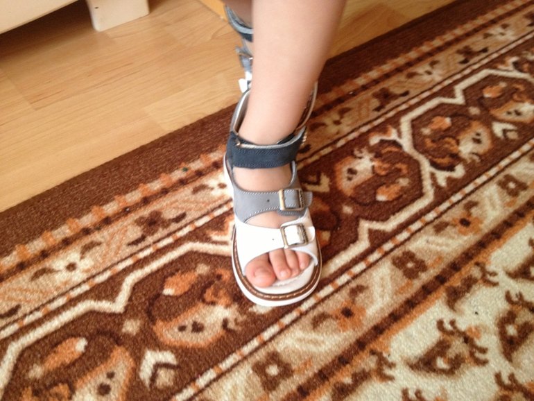 Скажите пожалуйста нам большиваты сандалии?