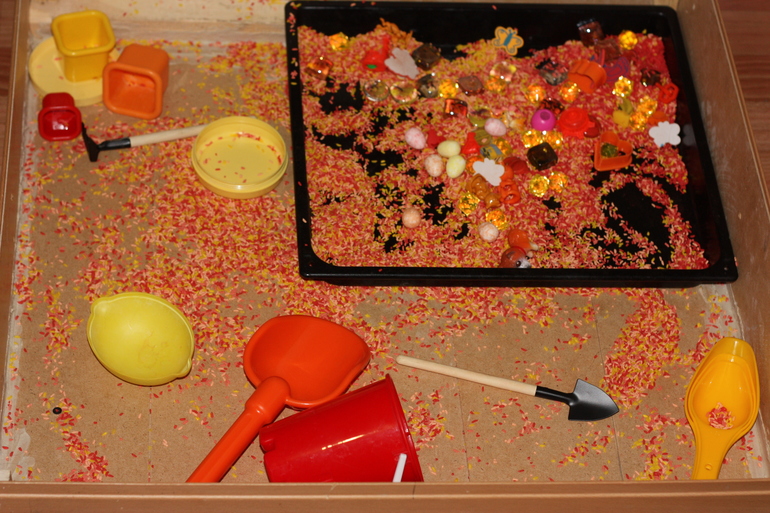 Сенсорная коробка в тёплых тонах