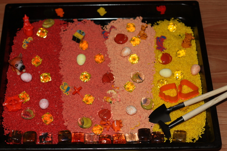 Сенсорная коробка в тёплых тонах