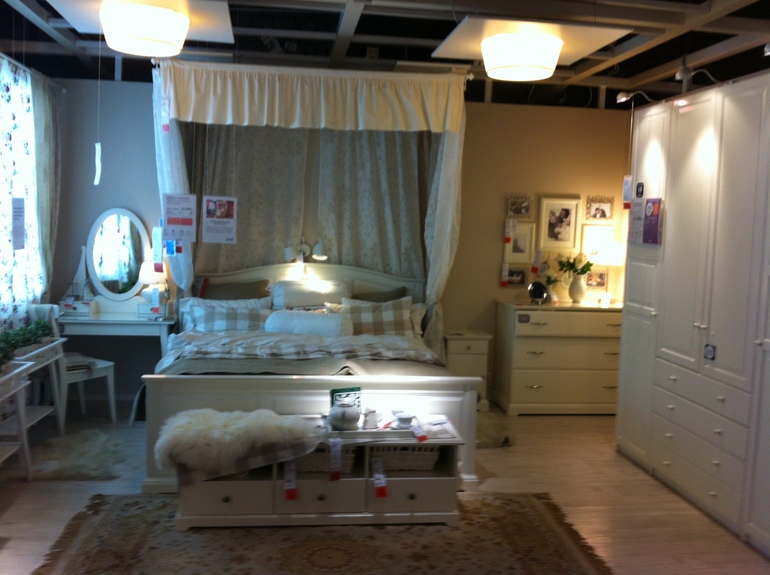 Кровать с каркасным балдахином