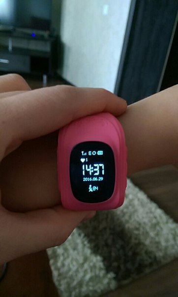 ЧАСЫ С GPS МАЯЧКОМ ДЛЯ ДЕТЕЙ . Цена 2990 руб руб ХАРАКТЕРИСТИКИ ЧАСОВ::  Вы всегда сможете видеть в реальном времени на своем телефоне или планшете где находится Ваш ребёнок;   Функция "ПРОСЛУШКА" (скрый звонк) можете слушать что происходит вокруг ребёнка и он не будет об этом знать (очень удобно когда вы переживаете за то как с вашим ребёнком обращается няня, или воспитатели в детском саду);   Вы можете позвонить ребёнку прямо на часы (в часы вставляется сим-карта); Ребёнок с часов может позвонить Вам;  Часы всегда на руке.  При снятии часов с руки вы получите уведомление    Конопка "SOS" на часах. Вы сразу же узнаете, если ребенку нужна помощь;   Функция гео-забора, вы можете отметить территорию, и если ребёнок выйдет из заданной территории Вам на телефон придёт уведомление (Определяются координаты ребёнка в любой точке мира); -Поддержка ОС: iOS 7.0 и выше, Android 4.0 и выше -Водонепроницаемость: Устойчивы к воздействию бытовой влаги: капли воды, брызги -Датчик снятия с руки, встроенный динамик, микрофон, акселерометр, GPS и GSM антенна -SIМ-карта: Микро-SIM -Процессор: МТК 6261 364MHz -Дисплей: 0.64” OLED-дисплеем 128x64 -Операционная система: МТК G -Язык: Русский, English -Размеры: 31х52х11.8 мм -Батарея: 400mAh литий-ионный полимерный аккумулятор 3.7V -Связь: GSM, GPRS -Bluetooth: BT 3.0, BT 4.0 -GPS, AGPS, LBS