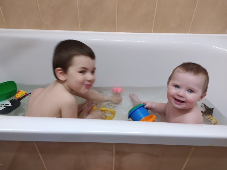 Сын купался в душе. Мальчик купается в ванной. Папа купается в ванной. Купание сына. Сын купается.