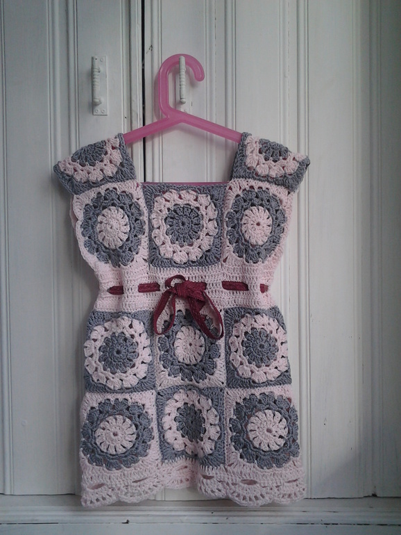 Платье для дочки из квадратных мотивов