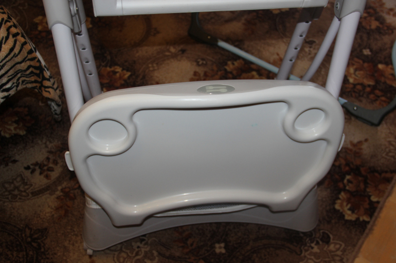 Продам!2 шт.Стульчики для кормления happy baby william.цена 3800