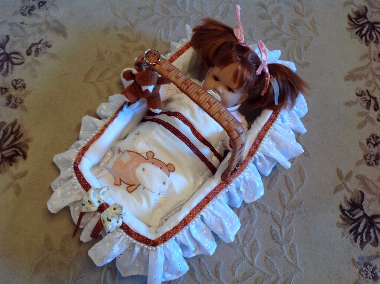 Плетеная переноска для кукол