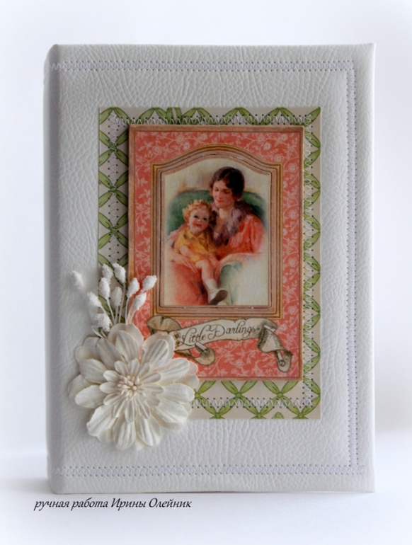 Папка для документов и блокнотик для маминых записей..