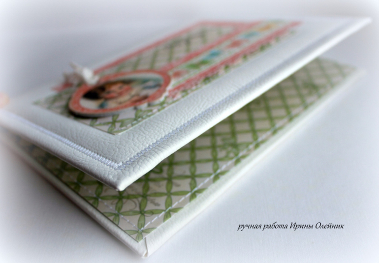 Папка для документов и блокнотик для маминых записей..