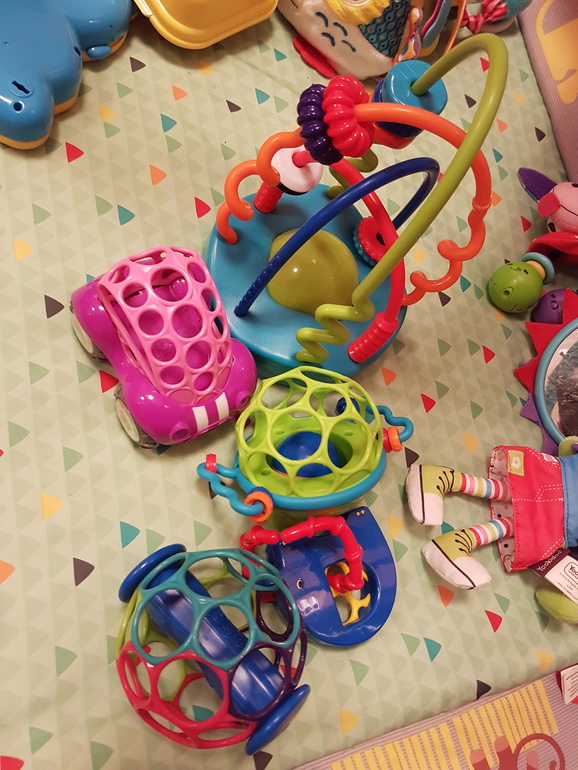 Развивающие игрушки для детей до года: минимальный набор полезных игрушек
