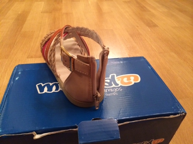 Продам 2 пары новой обуви Mayoral по 1200