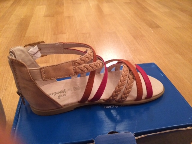 Продам 2 пары новой обуви Mayoral по 1200