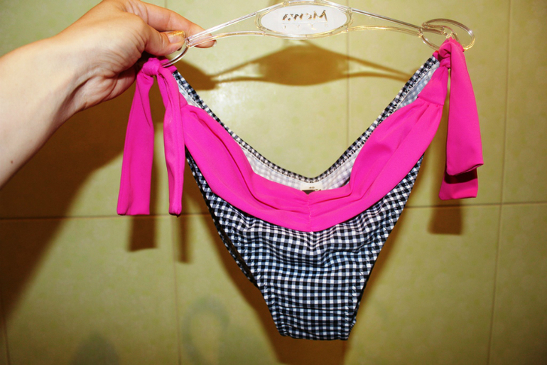 Пристраиваю купальник Польша. Размер 46. Заказывала трусиками, пришли с завязками(((