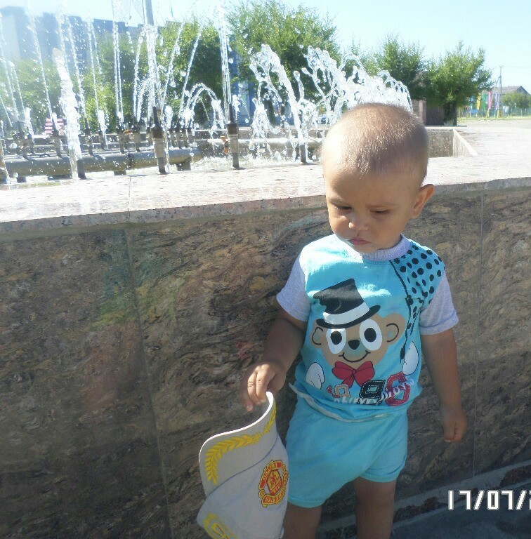 У фонтана