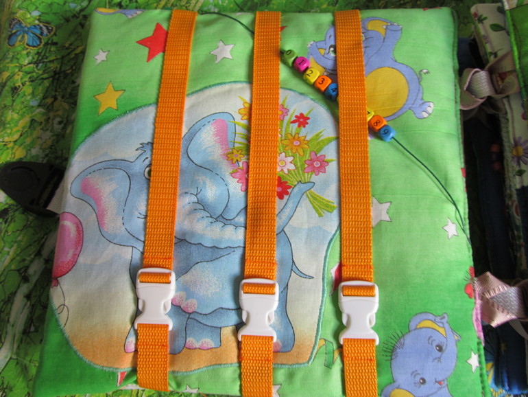 3 развивающие книжки.