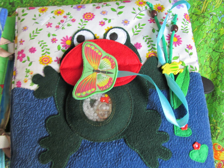 3 развивающие книжки.