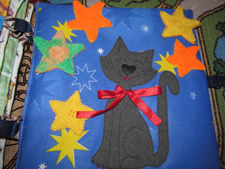 3 развивающие книжки.