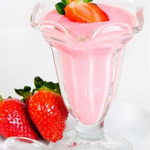 Клубничный молочный коктейль с йогуртом