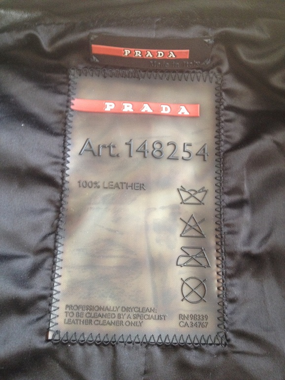 кожаная куртка Prada 40it 21000р на 42 размер