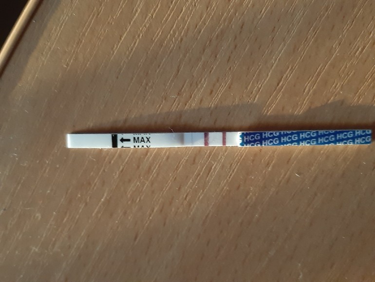 Фотография теста с двумя полосками на беременность