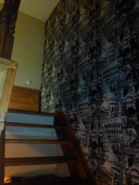 Стена вдоль лестницы..