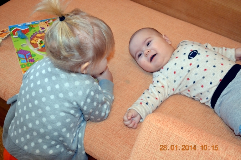 Один день из жизни .Детки-погодки.