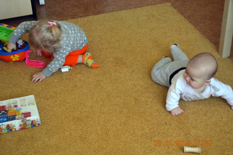 Один день из жизни .Детки-погодки.