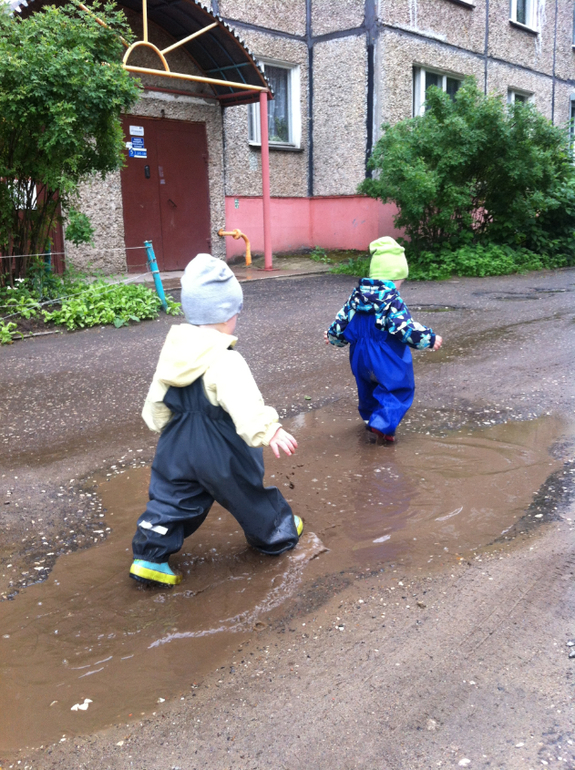 Сегодня мы гуляли так! ☔️прохожие останавливались с разной реакцией, кто улыбался, хвалил, а кто то