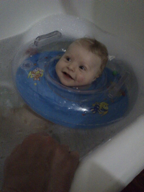 первое купание Кирюши с кругом