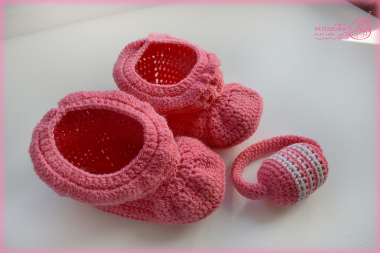 Пинеточки и погремушка для малышки