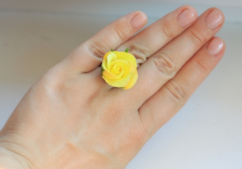 Яркие украшения и аксессуары на лето