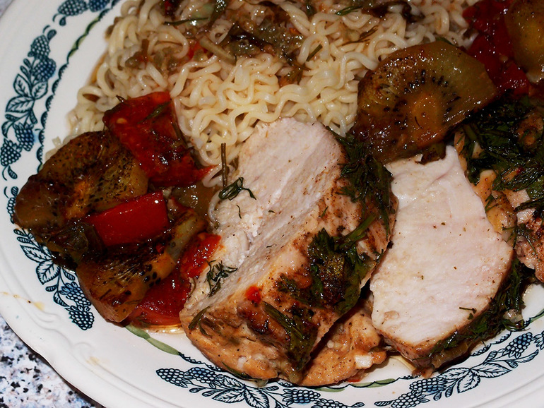 Курица с киви и помидорами