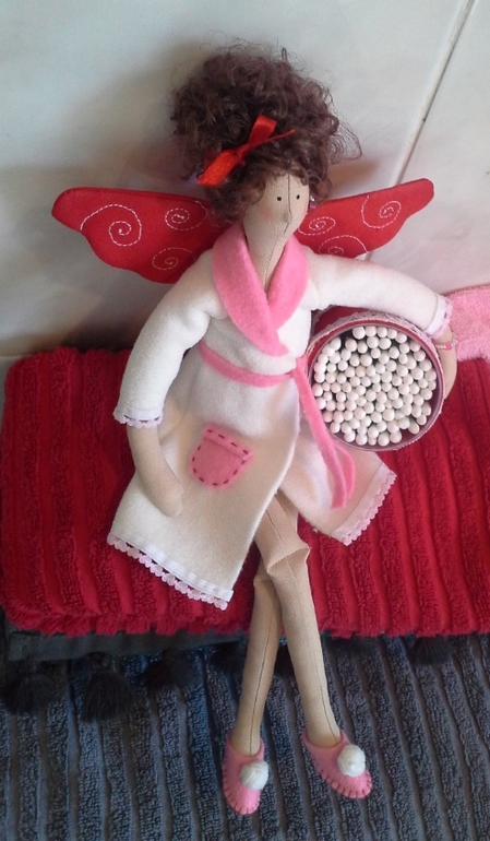 Хранительница ватных палочек.