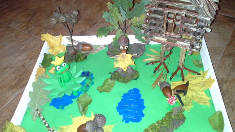 Поделки для дет садаПапа делал вместе с Марусей, фантазия разошлась))))))  а я только волка слепила и шалаш из веток, остальное Миша сделал сам, клеевой писталет, теперь любимая игрушка.