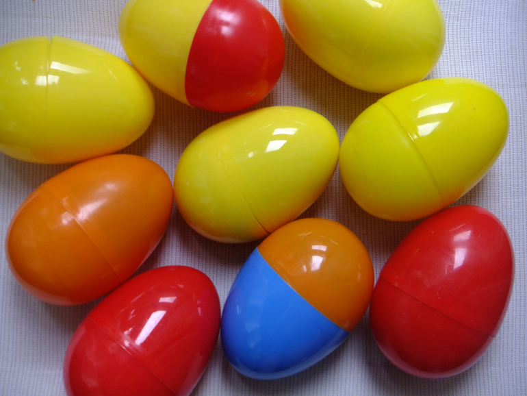 Пластиковые яйца купить. Пластиковые яйца. Разноцветные пластмассовые яйца. Оранжевое яйцо. Пластиковые яички разноцветные.