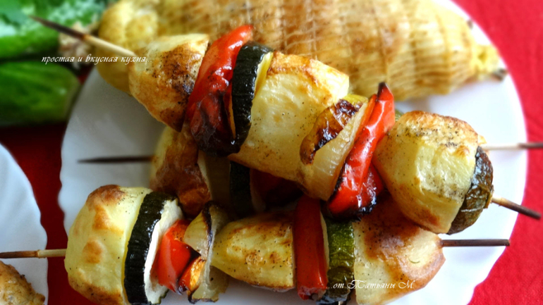 Рулет из куриной грудки с сыром и луком и овощи на шпажках