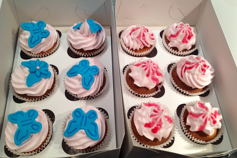 Кокосовые капкейки и шоколадные с вишней, крем меренга