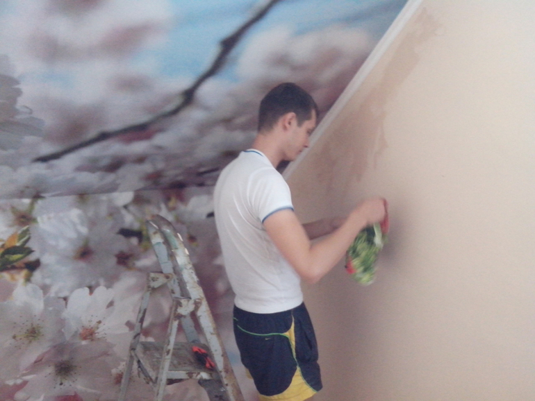 оформили лестничный пролет фотообоями