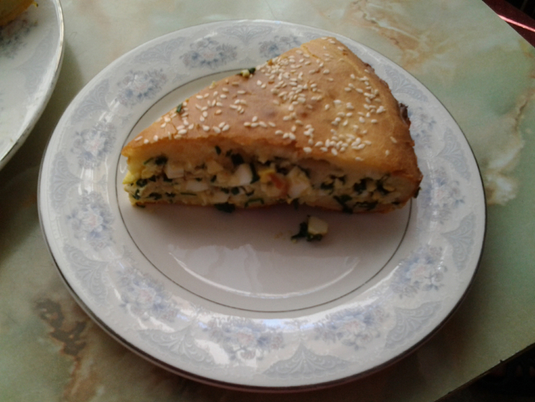 Заливной пирог с луком и яйцом