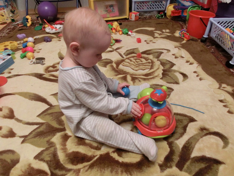 Максюня собирает черепашку