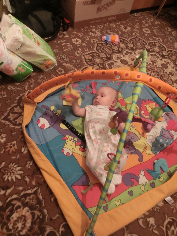 Максимка тянется к игрушкам