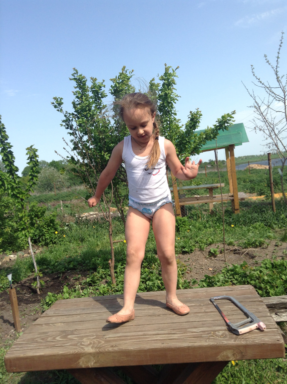 Вика -просто Вика и в деревне.